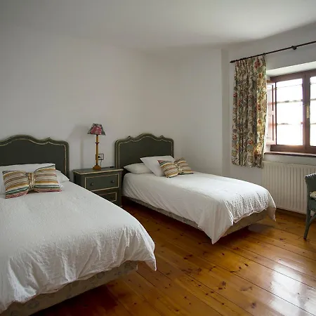 House With 7 Bedrooms In Villaviciosa With Wonderful Mountain View Enclosed Garden And Wifi 2 Km From The Beach Prázdninový dům *