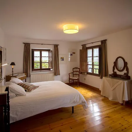 House With 7 Bedrooms In Villaviciosa With Wonderful Mountain View Enclosed Garden And Wifi 2 Km From The Beach Prázdninový dům